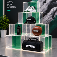 Stand d'exposition moderne pour marque sportive avec enseigne suspendue circulaire et présentoirs en acrylique transparent pour l'événement de course