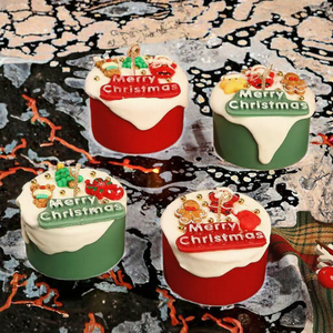 Velas Aromáticas Decorativas Navideñas Hechas a Mano con Forma de Pastel, Color Rojo y Verde con Cera que Gotea, para Ocasiones Festivas - Product Image 3