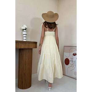 Robe en mousseline rayée jaune en gros, design décontracté à bretelles pour femmes - Product Image 1