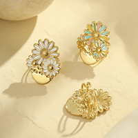 Nouvelle conception 2025 émail marguerite fleur ensemble de bijoux femmes mignon en acier inoxydable plaqué or boucles d'oreilles et anneau ouvert ensemble