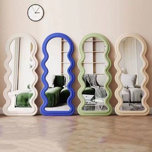 Miroir sur pied moderne en velours ondulé coloré avec cadre contemporain pour salon de beauté et bar à ongles au design moderne - Product Image 5