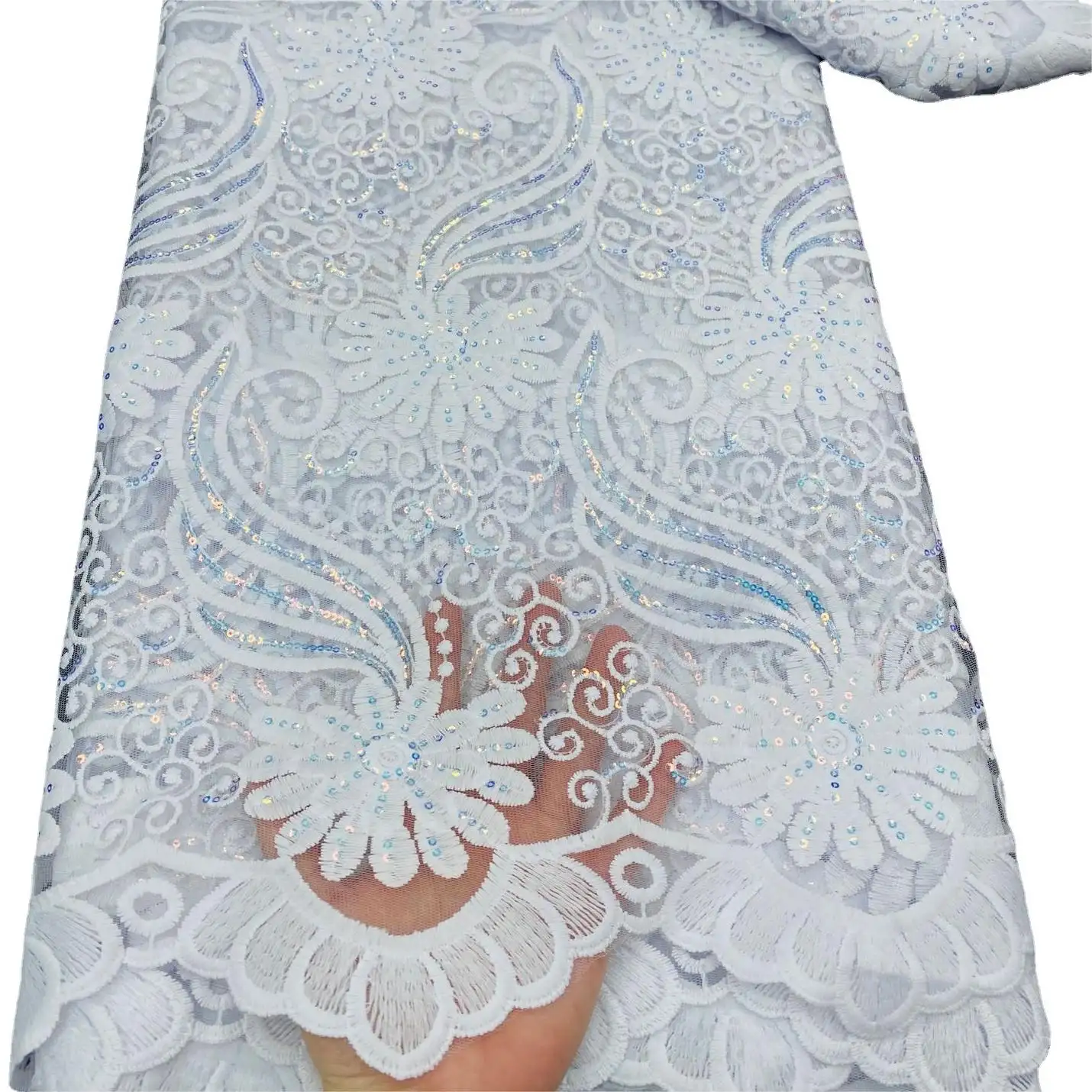 चौड़ाई 120 cm पॉलिएस्टर पानी में घुलनशील कशीदाकारी सफेद दूध रेशमी कपड़े फूल खोखले बाहर सेक्विन फीता कपड़े शादी की पोशाक के लिए