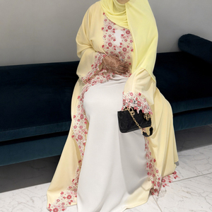 Abaya Aperta Giallo Chiaro con Ricami Floreali Hafizah, <span class=keywords><strong>Vestito</strong></span> da <span class=keywords><strong>Donna</strong></span> Musulmana con Hijab, Ricamo Rosa e Bianco Stile Dubai per Eid - Product Image 1