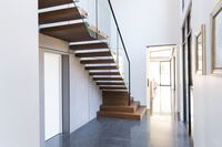 Escalier en tube carré métallique moderne et durable, personnalisé, avec surface antidérapante, garde-corps en verre pour appartement, usage intérieur, hôtel
