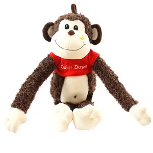 Amostra livre de macaco de pelúcia, macaco de banana fofo com braços longos e pernas penduradas, brinquedo de macaco de pelúcia com camiseta vermelha personalizada