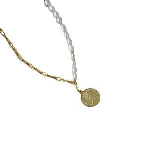 Collar de Perlas de Agua Dulce con Baño de Oro de 14K, Diseño Circular con Aguja Ajustable, Estilo Único y Moderno - Product Image 5