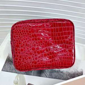 Bolsa de Maquillaje de Viaje Personalizada de Piel de Cocodrilo Clásica, Impermeable, Color Borgoña, con Cierre Dorado - Product Image 4