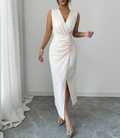 Robe de soirée midi blanche en satin, sans manches, col en V, froncée, fendue, pour femme, modèle 2026, personnalisable en usine (ODM/OEM)