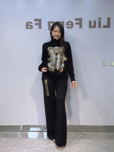 Ensemble deux pièces pour femme, style hiver, pull en tricot à col montant orné de strass, résistant, et pantalon large à taille élastique. - Product Image 1
