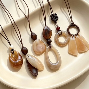 Collier en corde tressée avec pendentif irrégulier en résine pour femme, design minimaliste, chaîne de pull réglable, accessoires de mode - Product Image 1