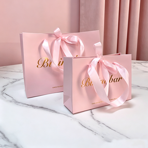 Bolsas de Regalo de Papel Rosa con Logotipo Impreso en Dorado, Asas de Cinta de Satén, Bolsas de Compras Personalizadas de Lujo - Product Image 1