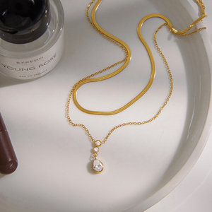 Collana JD Moderna a Doppio Strato con Catena a Maglie e a Lama Placcata in Oro 18K con Pendente a Goccia in Zirconia - Product Image 4