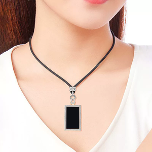 หยกธรรมชาติ เกรดเอ เจไดต์ เงินแท้ S925 ประดับด้วยหินอินค์สโตน จี้หยกสีเขียวใส ดีไซน์ทันสมัยและเรียบง่าย - Product Image 1