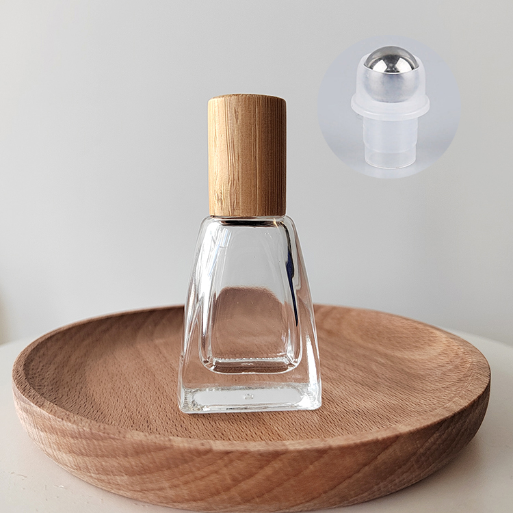 Bouteille en verre clair avec rouleau en acier et couvercle en bambou