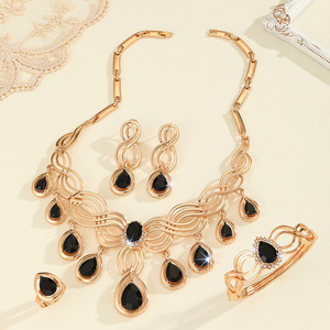Parure de bijoux fantaisie en résine noire et or, incrustée de diamants, pour femme, idéale pour mariage (collier, boucles d'oreilles, bague, bracelet) - Product Image 3