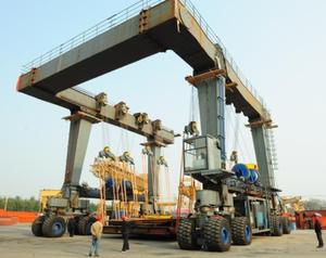 Grue à <span class=keywords><strong>portique</strong></span> de chantier naval de 100 tonnes fabriquée en Chine pour le levage de navires - Product Image 2