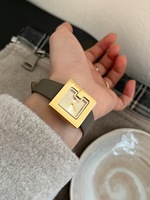 Jam Tangan Wanita Vintage Emas Quartz dengan Casing Persegi dari Alloy, Dial Berwarna, Tali Kulit, Jam Tangan Fashion Minimalis.