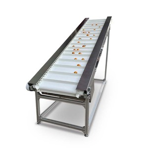 Nastro Trasportatore in Acciaio Inox con Cinghia in PU e Guide Laterali per il Trasporto di Bottiglie e Barattoli OEM - Product Image 1