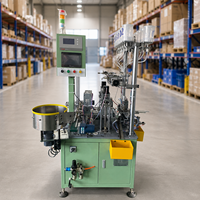 Équipement d'assemblage de roulements sur table rotative multi-stations pour la production de roulements de moteur avec remplissage de graisse