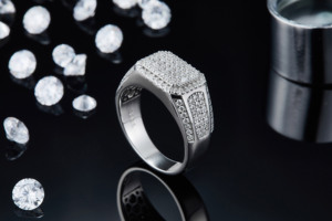 Anel Masculino de Moissanite com Aro Largo Cravejado, Anel Masculino de Moissanite em Prata 925 Tipo Sinete, Anel de Casamento de Moissanite Polido para Marido - Product Image 3