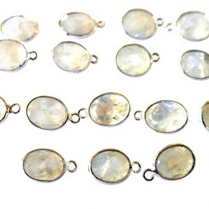 Vente en gros Coszcatl Exports Pierre de lune arc-en-ciel blanche naturelle taille ovale Connecteur en argent sterling 925 avec expertise tierce - Product Image 1