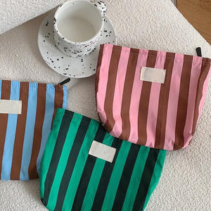 กระเป๋าเก็บของลายทางสีตัดกัน ขนาดใหญ่ น่ารัก พิมพ์โลโก้ได้  กระเป๋าเครื่องสำอาง  กระเป๋าใส่ของ  กระเป๋าคลัทช์ผ้าแคนวาส สำหรับผู้หญิง - Product Image 3