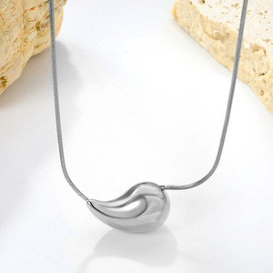 สร้อยคอไม้กางเขนสแตนเลสสตีลประดับเซอร์คอนสไตล์มินิมอลแบบยุโรปอเมริกัน พร้อมจี้รูปหยดน้ำเปลือกหอยสีทองสำหรับผู้หญิง - Product Image 2