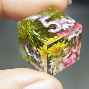 MINI PLANET Vente en gros de dés en résine Daisy personnalisés, faits à la main, 16 mm, 6 faces, pour jeux de rôle sur plateau, accessoires DND, cadeau - Product Image 1