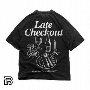 T-shirt Grafica Oversize Nera Lavata Stile Streetwear Minimalista per Uomo Donna con Design Vintage Hotel - Ideale per il Check-out Tardivo - Product Image 1