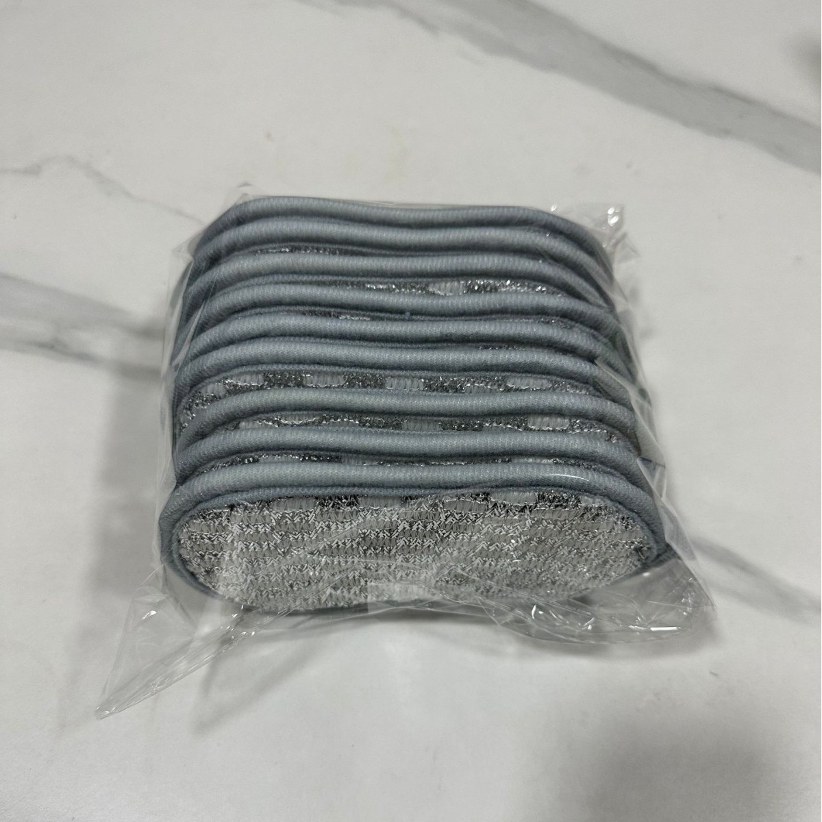 Neuf pièces en gris (sachet individuel).