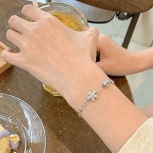 สร้อยข้อมือเงินแท้ S925 ประดับเพทายรูปโคลเวอร์ ดีไซน์หรูหราเบาๆ เครื่องประดับเงินสำหรับผู้หญิง เหมาะสำหรับใช้ในชีวิตประจำวัน ของขวัญวันครบรอบ - Product Image 4