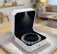 Boîtier carré en PU blanc mat avec structure à rabat, doublure en flocage noir, couvercle à rabat, perles lumineuses LED intégrées, aimant haut de gamme