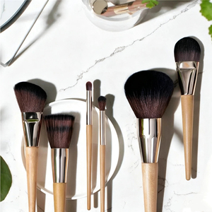 แปรงรองพื้น Gua Sha Arc Liquid Foundation Brush ขนแปรงแน่น ใช้งานง่าย ปัดเนียนไร้รอยต่อ สำหรับทาเครื่องสำอางบนใบหน้า - Product Image 5