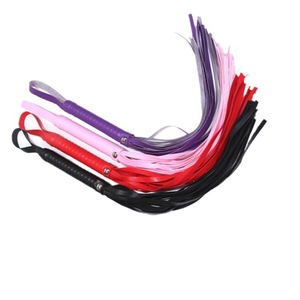 Fouet en cuir, jouet érotique pour adultes, pour une utilisation romantique, sangles colorées, noir, rouge, rose, violet, poignée. - Product Image 1