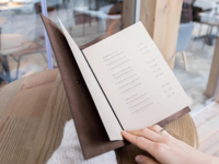 Porte-menus en similicuir rétro simple avec logo personnalisé estampé à chaud, à sangle et fermeture à pression, pour restaurants et hôtels