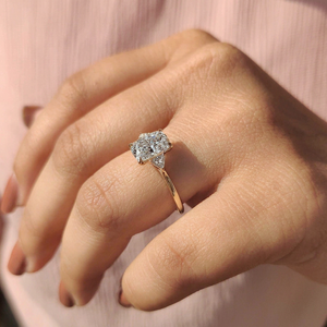 Anillo de compromiso y boda glamuroso con diamante de laboratorio de corte cojín alargado, engaste catedral, 1.00-3.00 CT, EF VS, joyería fina - Product Image 1