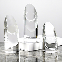 Trophée en cristal gravé sur mesure avec base en bois pour cérémonie d'entreprise