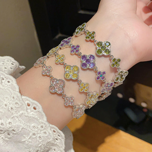 สร้อยข้อมือลายดอกโคลเวอร์ประดับเพทายสีทองแดง สไตล์ฤดูร้อน ดีไซน์เก๋ เสริมโชคดี เหมาะเป็นของขวัญสำหรับแฟนสาวและงานปาร์ตี้ - Product Image 3