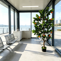 Moderne decoratieve items, levensechte kunstmatige sinaasappelboom, kunstplant van plastic, bloemstukken, binnen- en buitendecoratie voor de tuin.