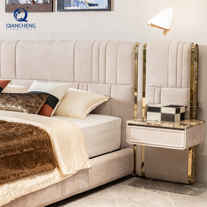 Struttura moderna del <span class=keywords><strong>letto</strong></span> della piattaforma imbottita del velluto con i letti imbottiti di cuoio beige della gamba d'acciaio dorata di stoccaggio - Product Image 3