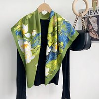 Écharpe carrée à motif de nénuphar sur fond clair et serein - Écharpe verte de type soie pour le cou