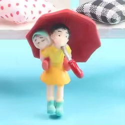 Mère et fille sous la pluie