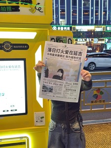 Macchina Fotografica Istantanea a Tema Giornale Vintage per DSLR e SLR, Ideale per Centri Commerciali, Mostre e Attività di Branding - Product Image 4