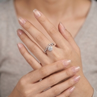 Bague double à double anneau en or blanc 18 carats avec diamant rond et zircon incrusté, style romantique, très vendue