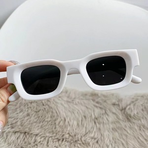 Lunettes de soleil carrées pour femmes, monture blanche laiteuse, verres PC Ac, protection UV375, type 3, style rétro tendance 2023 - Product Image 2
