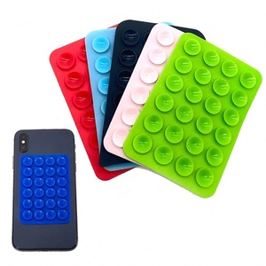 Funda de teléfono de succión de silicona Soporte adhesivo con soporte de agarre Compatible con todos los teléfonos móviles Color y logotipo personalizables - Product Image 1
