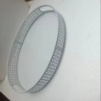 Witte plastic dienblad met metalen handgrepen, handgemaakt geometrisch traliewerkdesign, multifunctioneel voor keuken, eetkamer, Ramadan decoratie