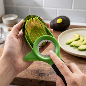 Éplucheur d'avocat 3-en-1 avec lame en acier inoxydable, outil multifonctionnel pour la préparation de salades et la cuisine à domicile - Product Image 3