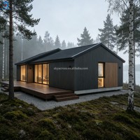 Maison de luxe style Forêt Nordique, 3 chambres, 2 salles de bain, bardage foncé, revêtement en acier, toit en métal à double pignon, portes coulissantes, terrasse en L, vue sur le lac, clé en main