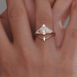 Anillo de Compromiso de Cinco Piedras de Moissanita Incolora con Diseño de Abeja y Polilla en Oro de 14K - Product Image 3